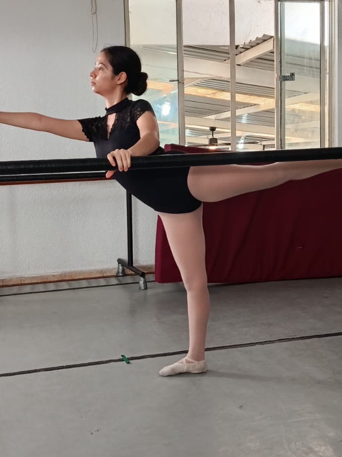 Ada Chanona en arabesque, cuerpo entero