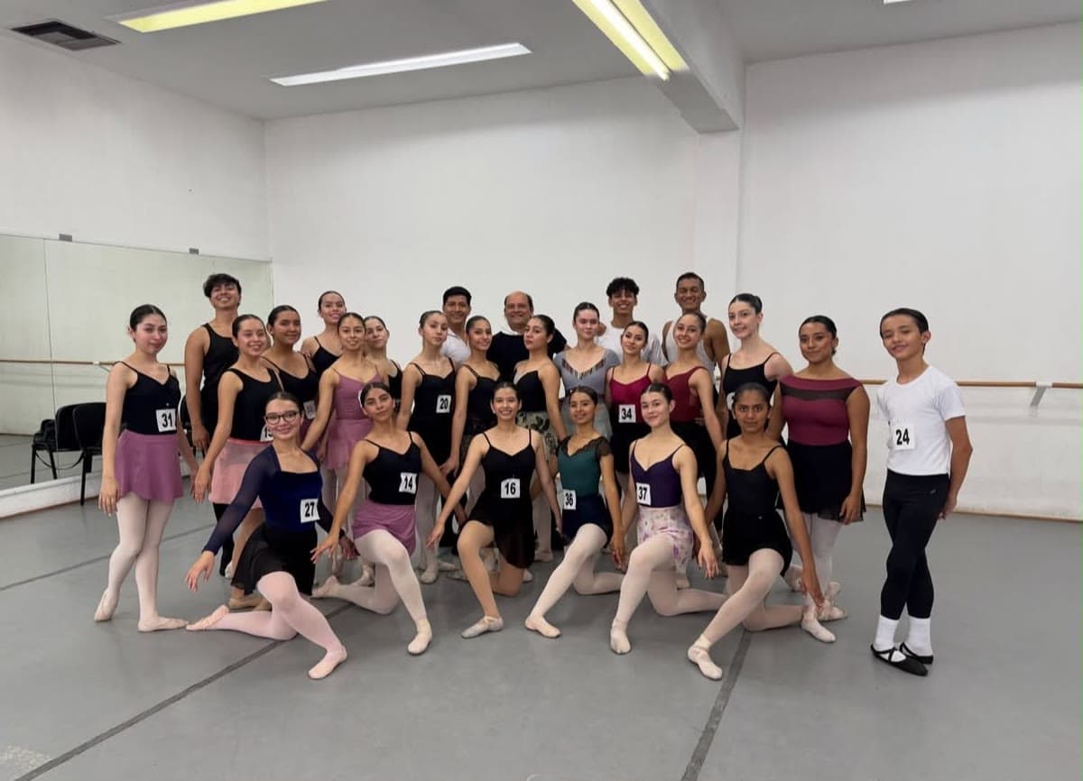 Grupo de bailarines con número de audición en la sala de ensayo
