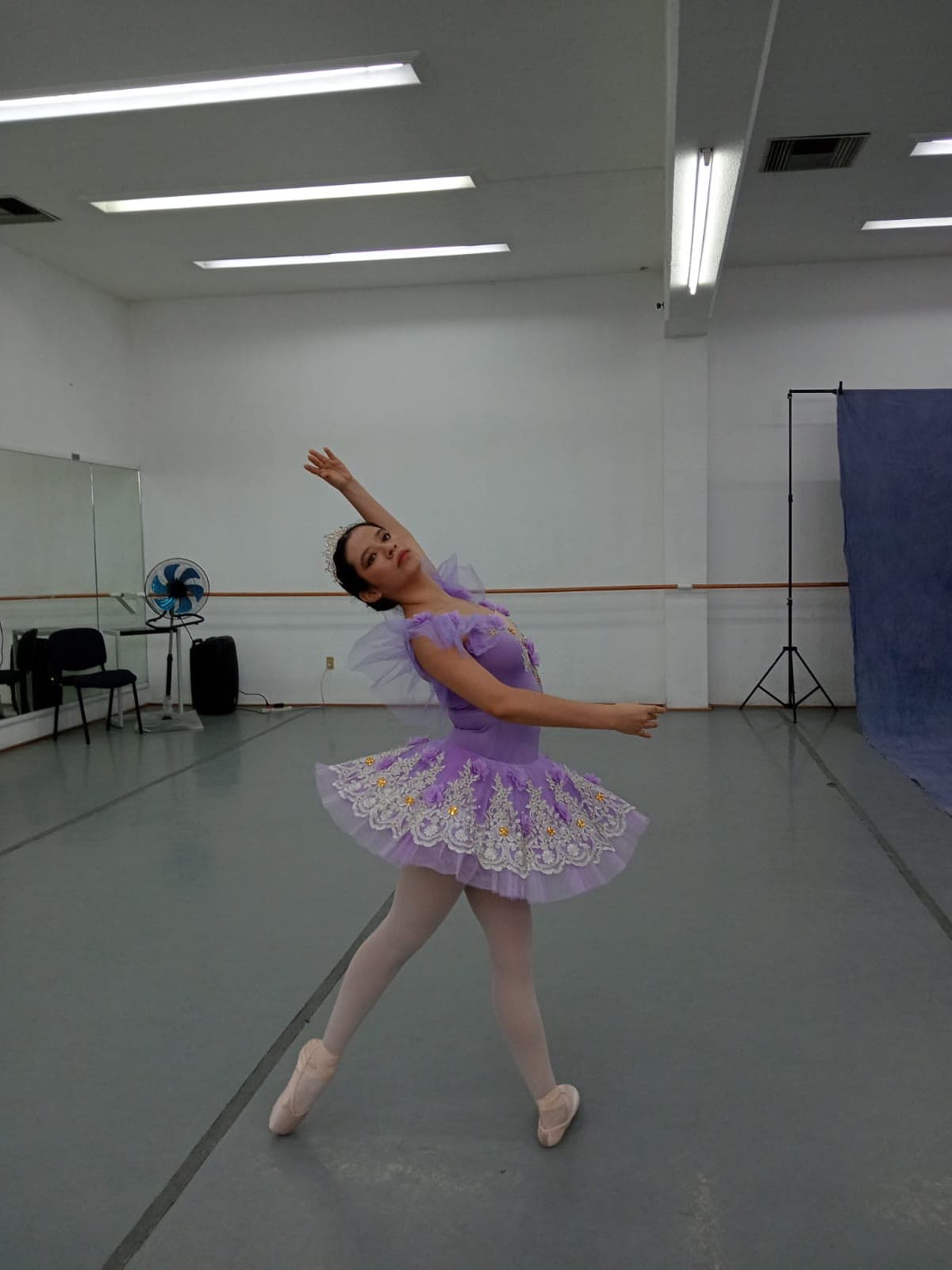 Ada Chanona en cambré con tutú clásico, sala de ensayo