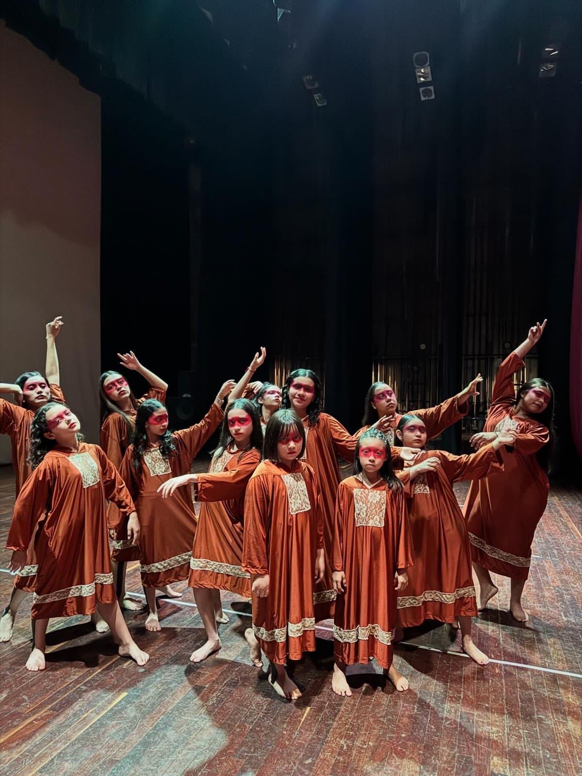 Feral.exe, ensamble de contemporáneo, en el escenario