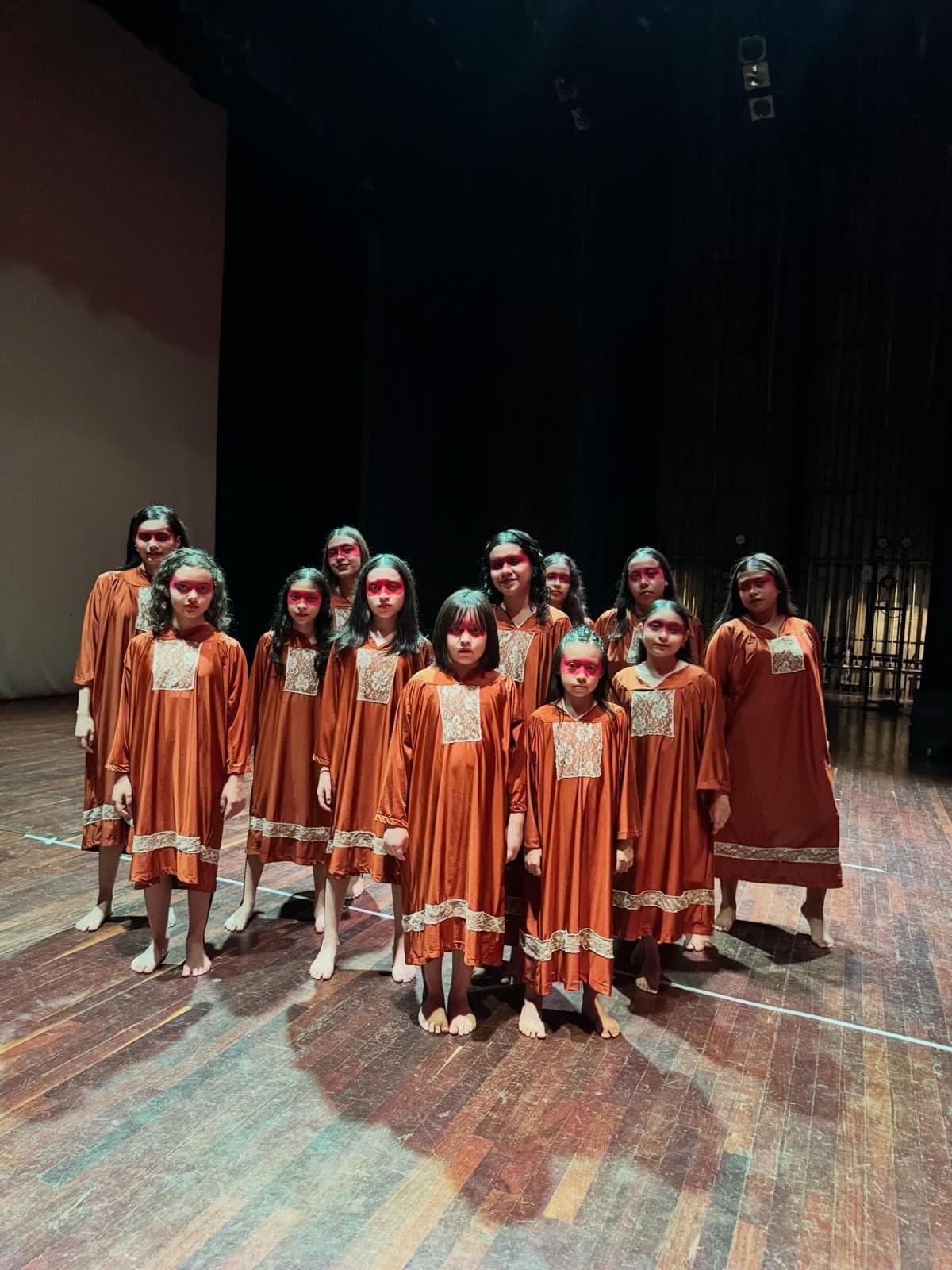 Feralexe, ensamble de contemporáneo, en formación sobre el escenario
