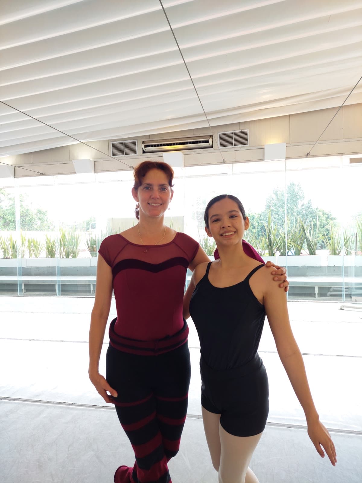 Ada Chanona con Aurora en la sala de ensayo