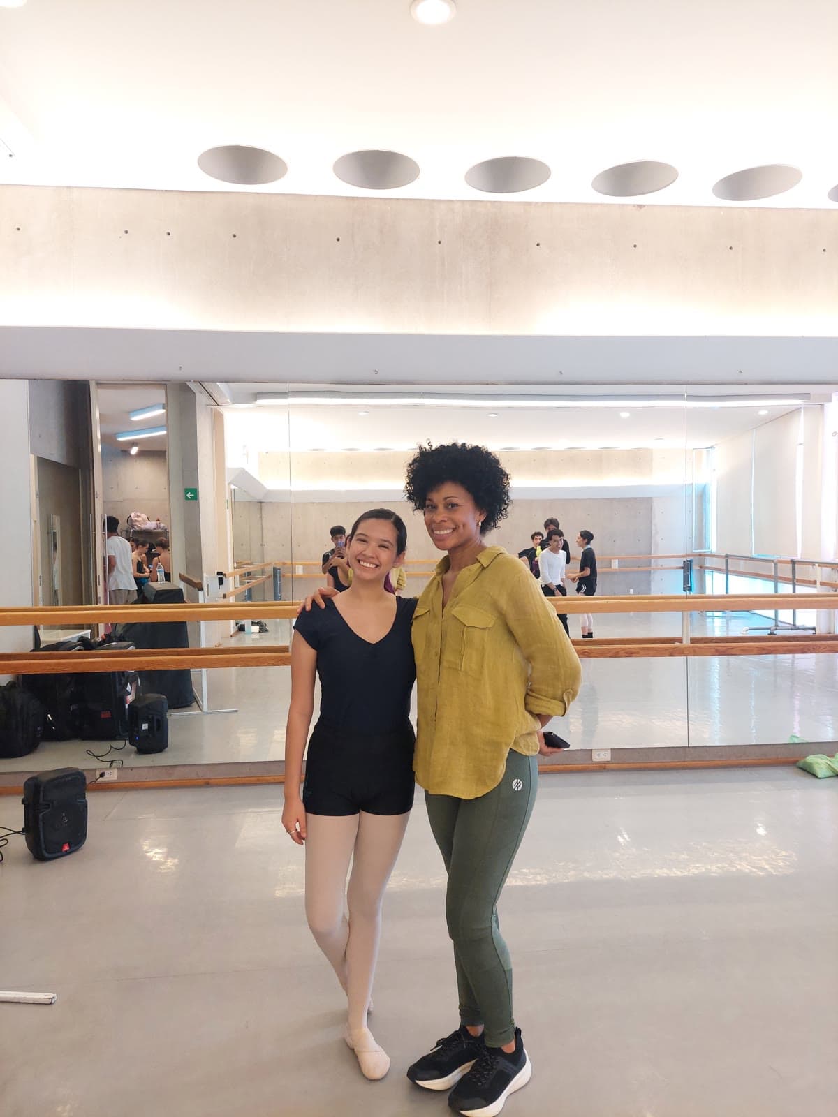 Ada Chanona con Narjara en la sala de ensayo