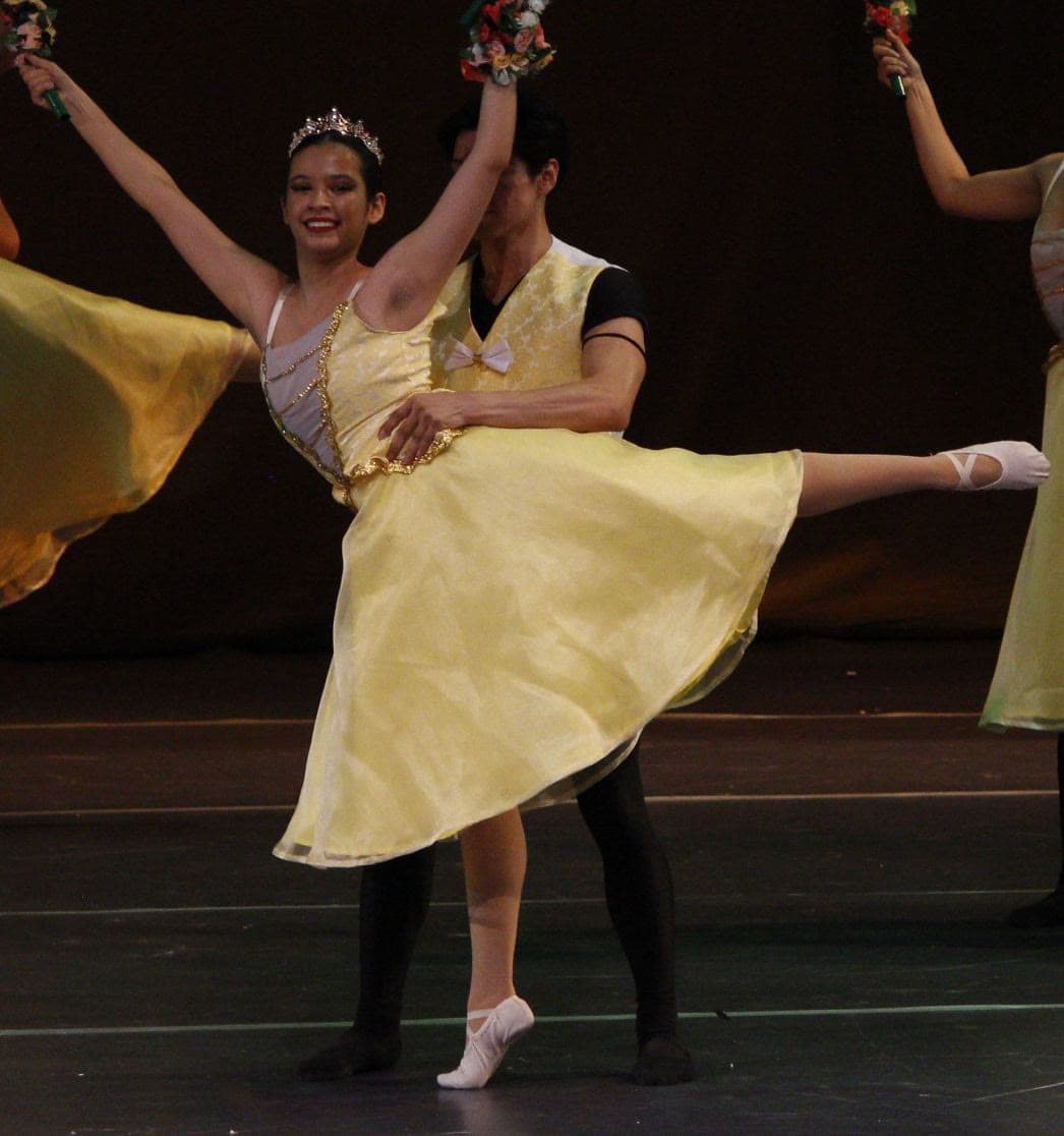 Ada Chanona en pas de deux, vestuario amarillo, en escena