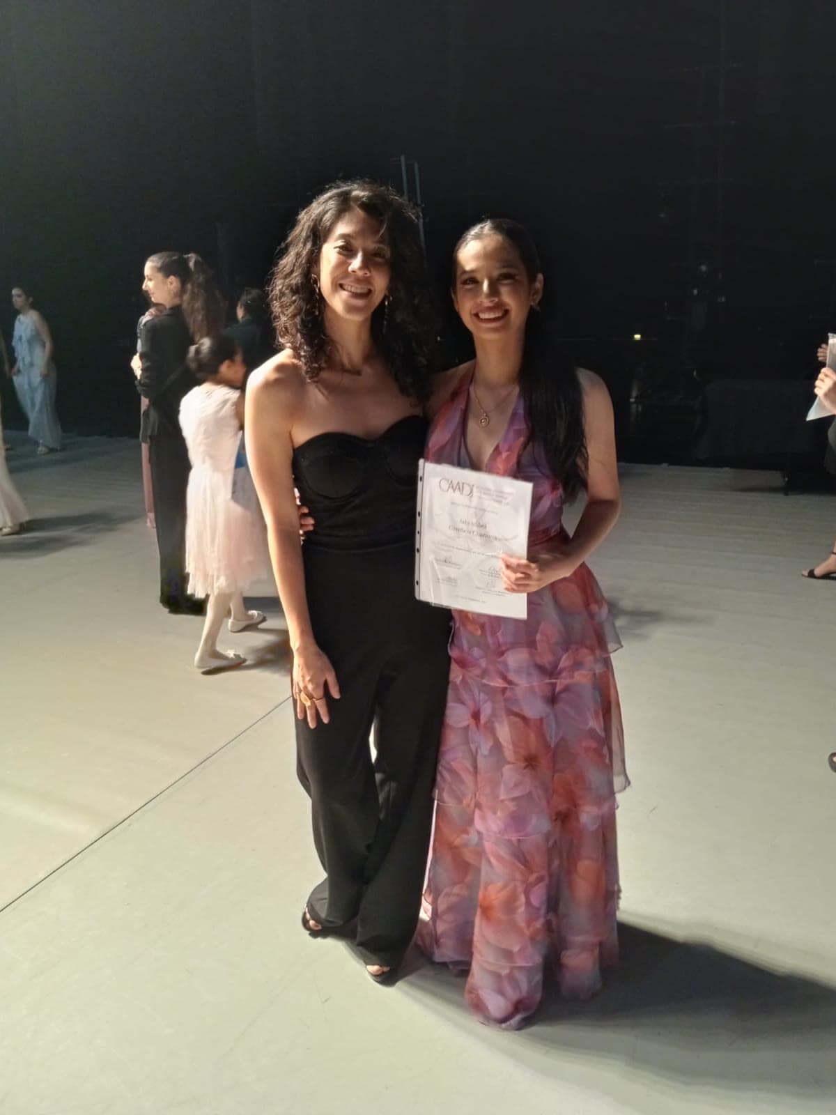 Ada Chanona con Bárbara Valencia al recibir el diploma