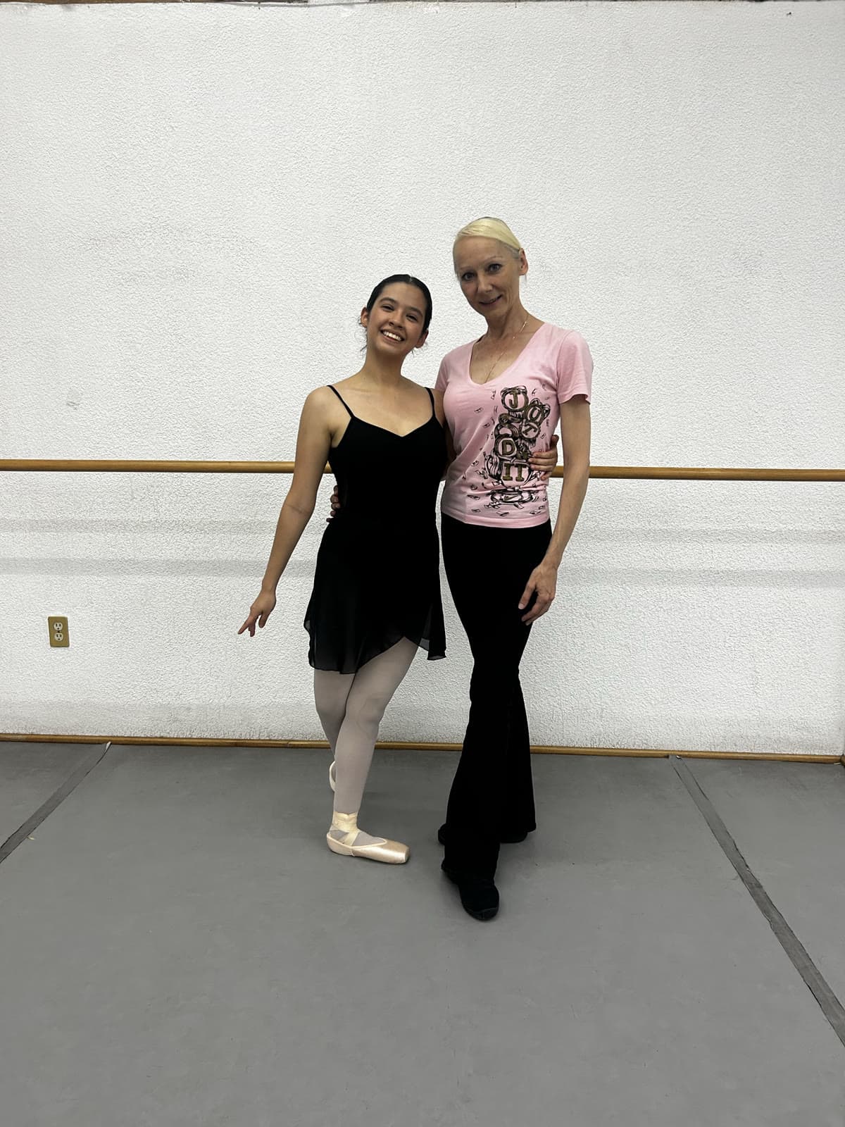 Ada Chanona con Deniza Kuznechonkova en la sala de ensayo