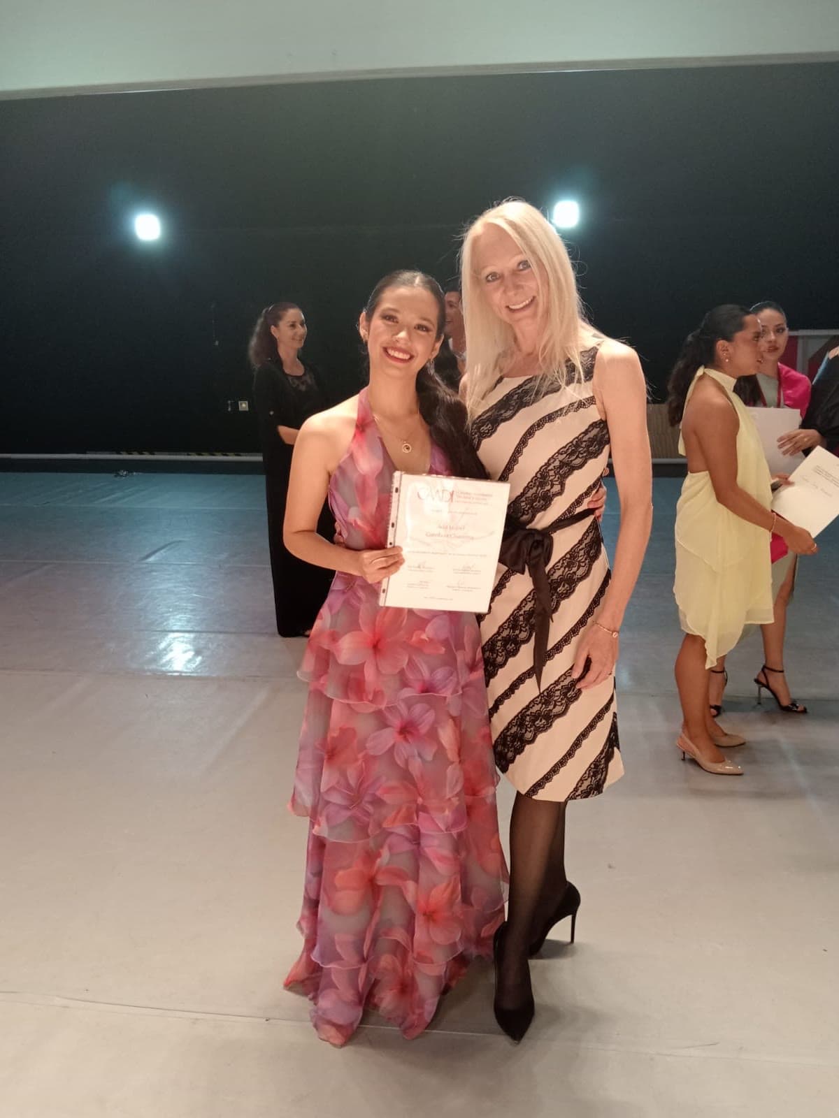 Ada Chanona con Deniza Kuznechonkova al recibir el diploma