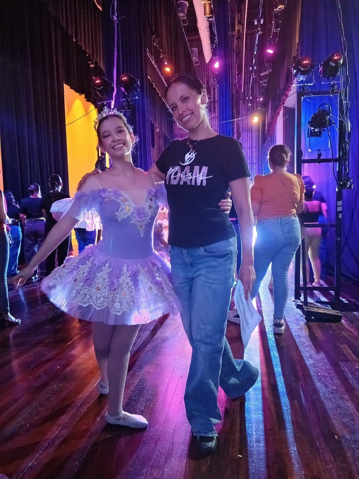 Ada Chanona con Jimena Coronel, entre bastidores