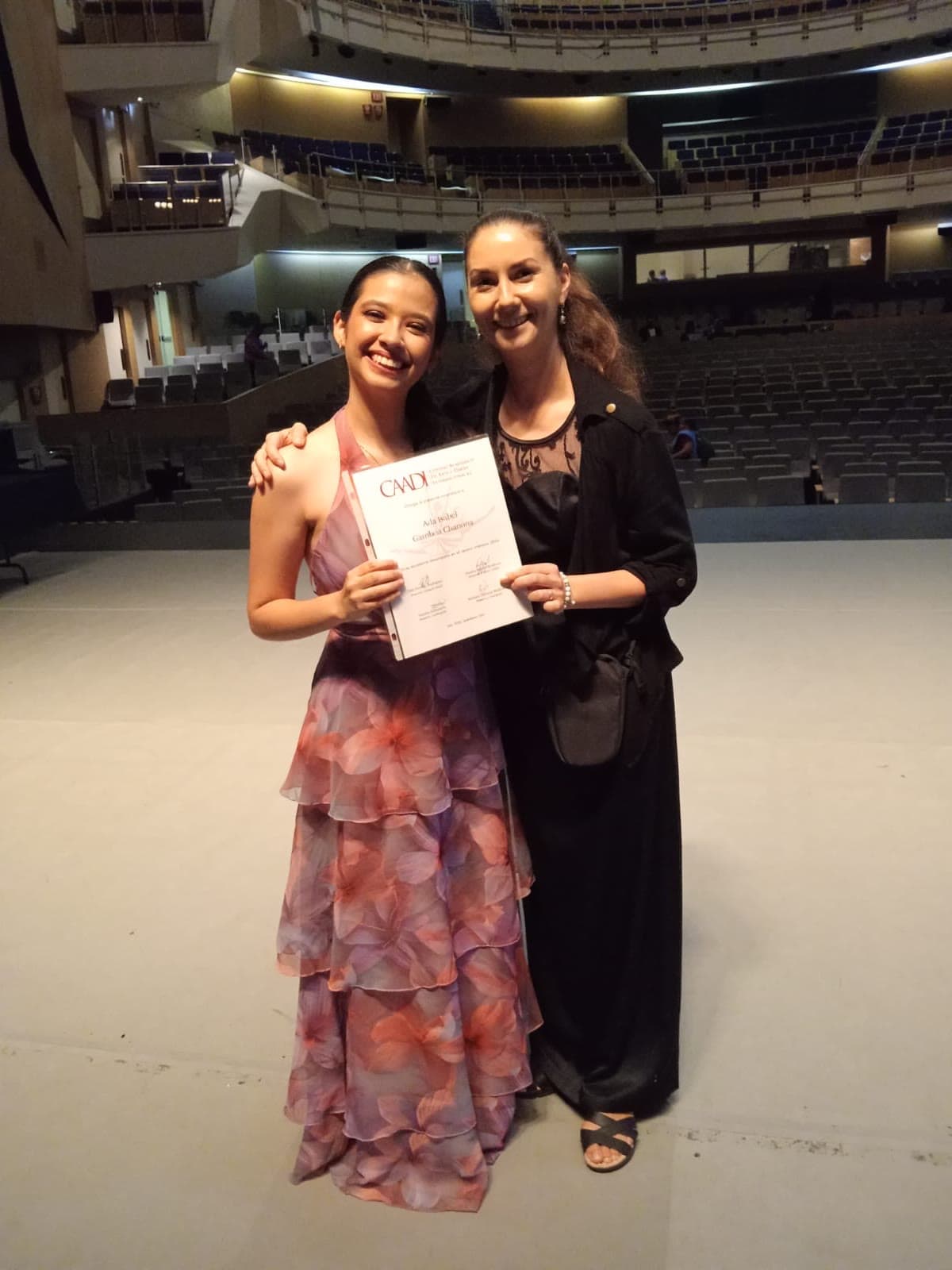 Ada Chanona con Natalia Gubanova en el teatro